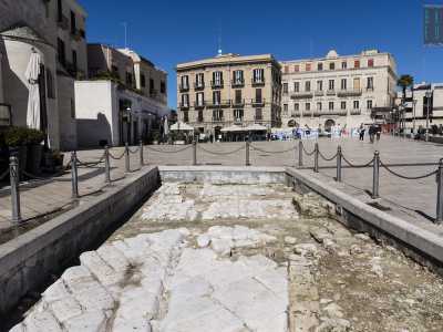 Nel territorio barese in realt� si � da sempre utilizzata la locale e chiara calcarenite per la pavimentazione stradale. Lo dimostrano i resti della via Traiana, datati al II sec. d.C., visibili in piazza del Ferrarese...